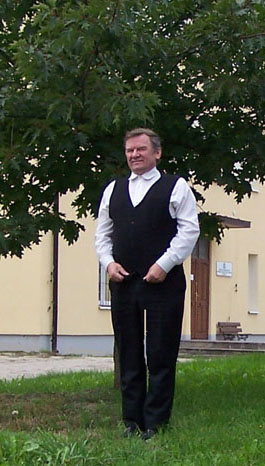 T.Michałowski; drzewko zasadzone(2002 r) z okazji 50-lecia IHAR.jpg (64811 bytes)